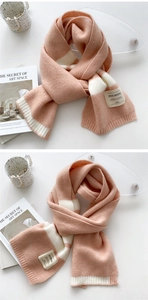 Vue détaillée d'une écharpe en maille rayée rose et blanche avec étiquette Hilldi