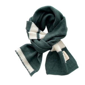 Écharpe tricotée à rayures épaisses vert foncé et beige avec étiquette tissée vintage