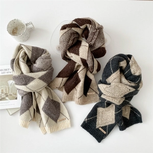 Thick knitted argyle scarf in various colors with leather brand patch for winter warmth