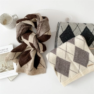 Thick knitted argyle scarf in warm earth tones with a stylish brand metal tag