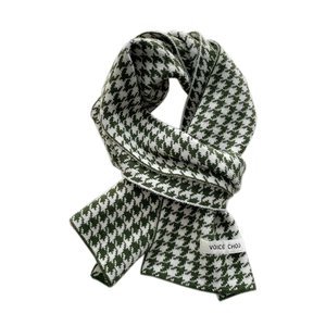 Thick knitted houndstooth scarf in dark green and white with a stylish brand label