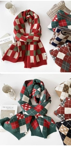 Texture de tricot détaillée d'écharpes à damier et losanges rouges et verts en laine