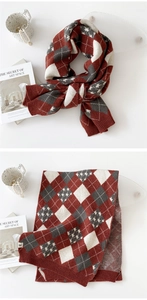 Détail macro d'une écharpe en tricot argyle rétro avec motifs bordeaux blancs et gris