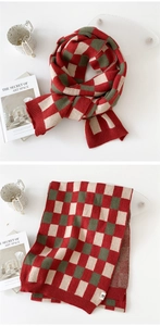 Détail d'écharpe en maille à damier rouge et vert avec bords côtelés et texture douce