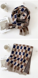 Détail d'une écharpe en tricot à carreaux épais avec bords côtelés et étiquette élégante