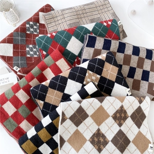 Écharpe d'hiver en maille à losanges et carreaux présentée à plat en plusieurs couleurs