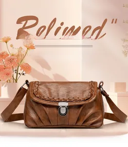 Gros plan du sac vintage marron avec bordures tressées et boucle en métal argenté