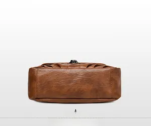 Vue détaillée du fond de ce sac vintage marron avec texture grainée et coutures fines