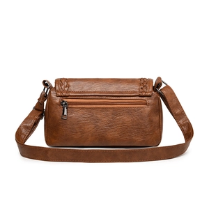 Sac bandoulière vintage marron avec bord tressé et poche zippée en similicuir souple