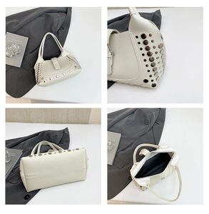 Dettagli della borsa in pelle color crema con borchie argentate e interno molto capiente