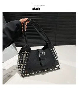 Dettaglio della pelle martellata nera con borchie argentate su borsa stile rock