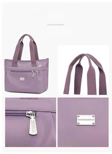Dettaglio della borsa tote in nylon viola con manici resistenti e cerniera in metallo lucido