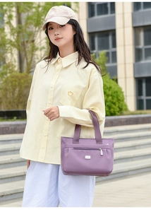 Dettaglio borsa tote in nylon viola con tasca a zip per il pendolare quotidiano