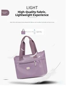 Dettaglio borsa tote in nylon viola leggero con tasca a zip e piuma decorativa