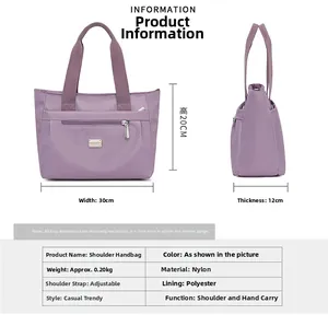 Dettaglio della borsa in nylon lavanda con dimensioni 30x20x12cm e un design leggero