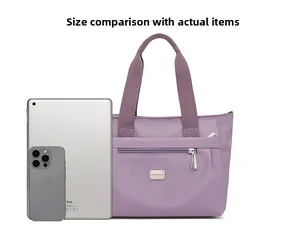 Confronto dimensioni della borsa tote in nylon viola con iPad e smartphone
