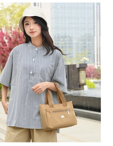 Dettaglio della borsa tote in nylon kaki con tasca frontale e tracolla in tessuto