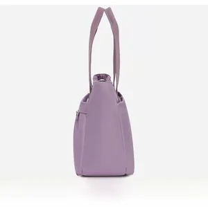 Vista laterale di una borsa a tracolla in nylon viola con cerniera metallica robusta