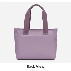 Vista posteriore dettagliata della borsa tote in nylon viola con cuciture rinforzate e manici