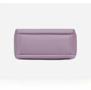 Dettaglio delle cuciture rettangolari rinforzate sul fondo della borsa in nylon lavanda