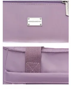 Dettaglio della borsa in nylon viola con targhetta logo in metallo e cuciture a X rinforzate