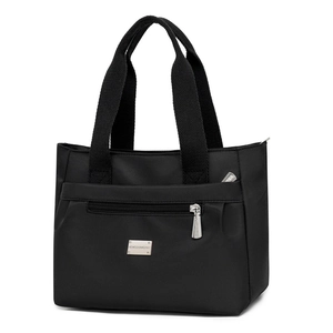 Borsa a spalla minimalista in nylon nero con placca in metallo e tasca con zip