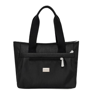 Borsa tote in nylon nero con trama venatura del legno e logo argento su bianco