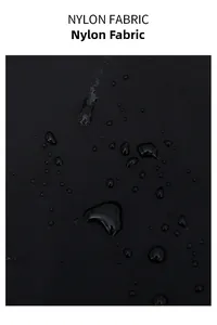 Détail du tissu en nylon noir imperméable avec des gouttelettes d'eau sur la surface