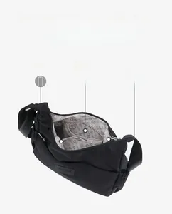 Détail de l'intérieur à compartiments multiples avec doublure en nylon étanche