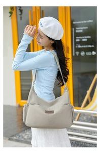 Détail du sac hobo en nylon gris imperméable avec bandoulière large et réglable en tissu