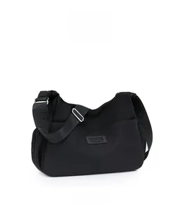 Vue latérale du sac bandoulière en nylon noir imperméable avec large sangle logotypée