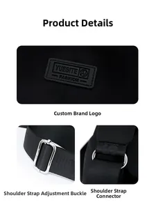 Détail du sac bandoulière en nylon imperméable avec boucle en métal et logo embossé