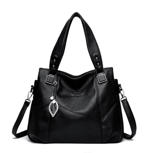 Schwarze Handtasche aus Leder mit Känguru-Logo und Perlen-Blatt-Anhänger für Damen