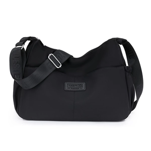 Sac bandoulière noir en nylon imperméable pour femme avec large sangle et logo chic