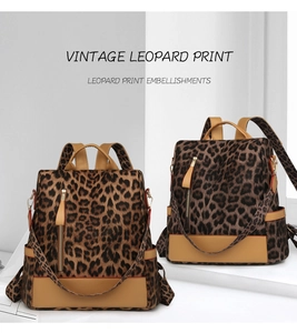 Deux sacs à dos vintage imprimé léopard avec finitions cuir kaki et zips dorés