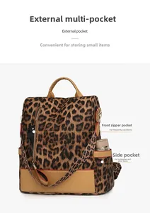 Détail d'un sac à dos imprimé léopard avec poches latérales et zip frontal vertical
