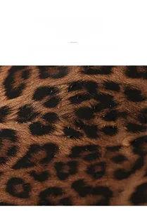 Détail macro du tissu léopard montrant une surface résistante aux déchirures et déperlante