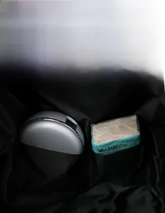 Détail montrant deux poches intérieures avec doublure en nylon noir et rangement pratique