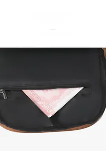 Détail de la poche intérieure zippée du sac à dos léopard avec une grande capacité de rangement