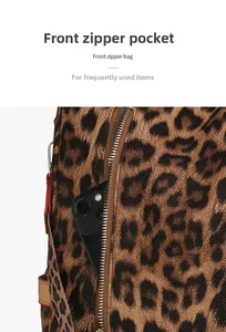 Poche zippée avant du sac à dos léopard montrant le rangement pour un smartphone