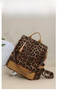 Vue détaillée du sac à dos léopard avec garniture en similicuir et fermeture éclair métal