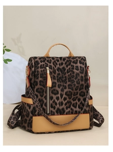 Détails du sac à dos imprimé léopard avec bordure en cuir kaki et large bandoulière