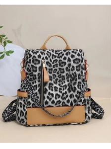 Détail du sac à dos imprimé léopard avec bordures en similicuir marron et sangle large