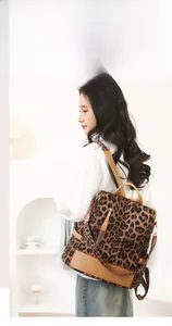Détails du sac à dos imprimé léopard avec finitions en cuir et boucles dorées chic