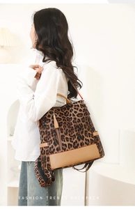 Détail du sac à dos léopard avec base en cuir marron dans un décor intérieur moderne