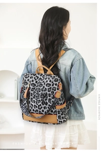Vue arrière d'un sac à dos vintage à imprimé léopard porté par un mannequin dans un salon