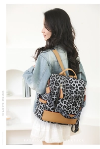 Vue détaillée du sac à dos léopard avec base en cuir PU marron et sangle tendance