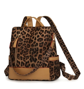 Vue détaillée du sac à dos léopard avec fermetures éclair métalliques et finitions en cuir