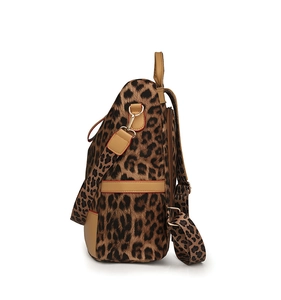 Vue latérale détaillée du sac à dos léopard avec garniture en similicuir brun et métal doré