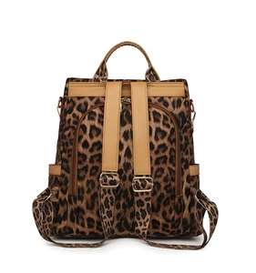 Détail du sac à dos imprimé léopard avec garniture en cuir brun et poche arrière sécurisée